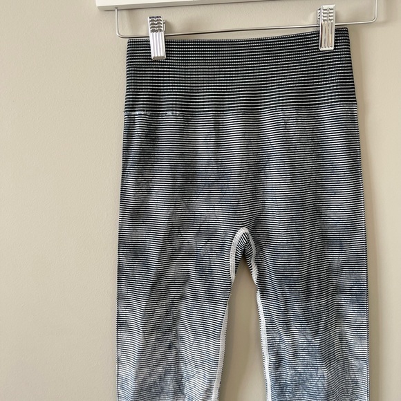 Lululemon Ebb to Train Tight *Wash White / Black / Luna Size 2 EUC - Picture 6 of 13